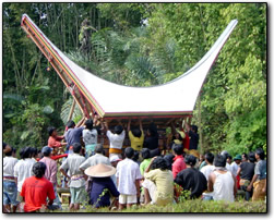 Torajan funeral: the 'roof' is placed over the coffin